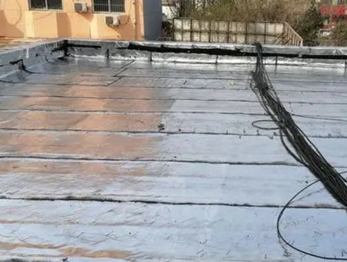 中牟卫生间漏水维修公司分享下中牟屋面楼顶防水刚性防水层施工要点。